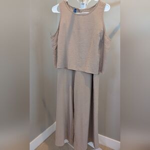 2-piece Tan Sleeveless Top With Capri Elastic Pants